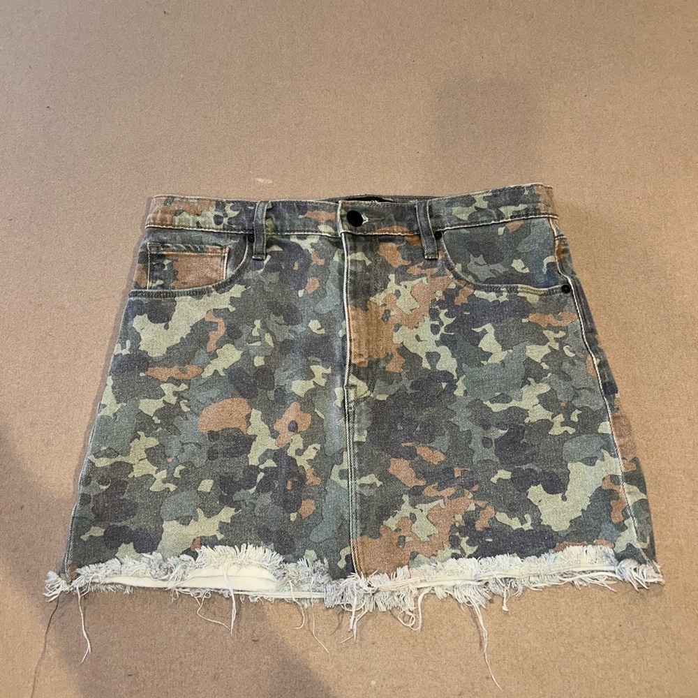Camo Hudson mini skirt. Size 30!